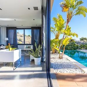 https://luxury-villa-with-swimming-pool-and-amazing-views.1costadelsol.com